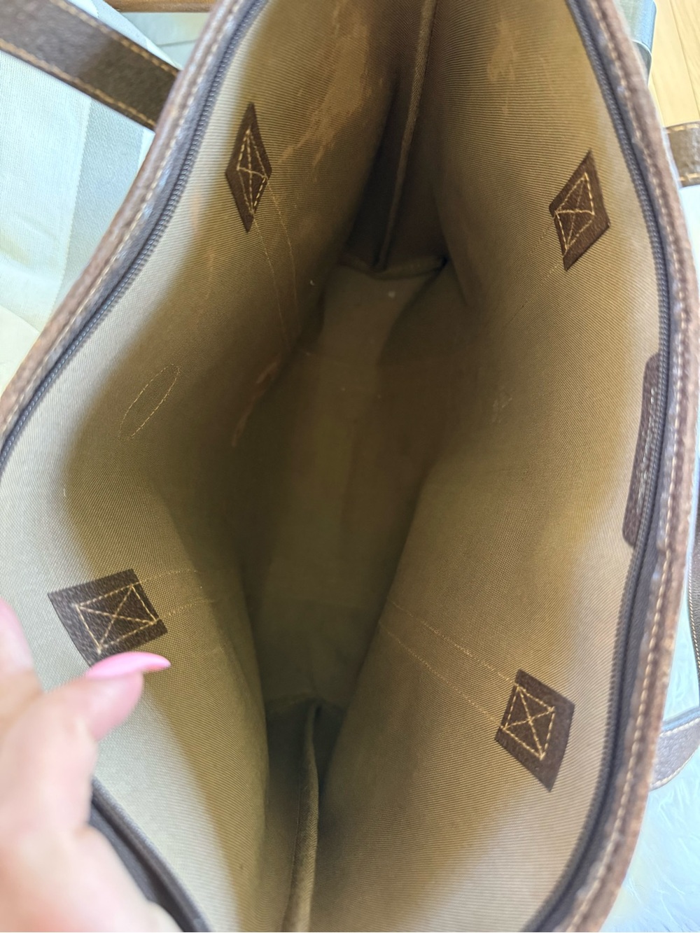 Gucci- AUTHENTIC ๐ Beige GG Supreme Tote with Brown Leather Trim & Zip Closure - Picture 8 of 11